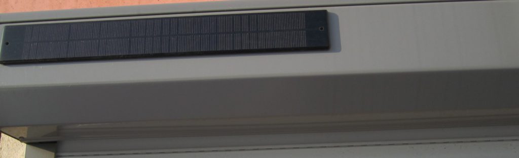 Een voorzetrolluik met ingewerkte zonnecellen